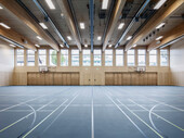 Die Wände und die Decke der Turnhalle sind aus Holz