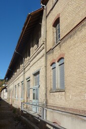 Die Fassaden sind teilweise denkmalgeschützt.