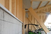 Vue de la structure en treillis de la charpente en bois