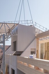 Des modules préfabriqués sont installés sur le chantier.