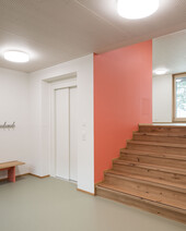 Escaliers avec panneaux en chêne massif