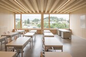 Klassenzimmer aus Holz Foto ©Primula Bosshard