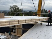 Längsseitig vorbereitete CLT-Platte beim Aufrichten vor TS3 Fugenverguss.