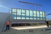 Montage d'éléments muraux préfabriqués